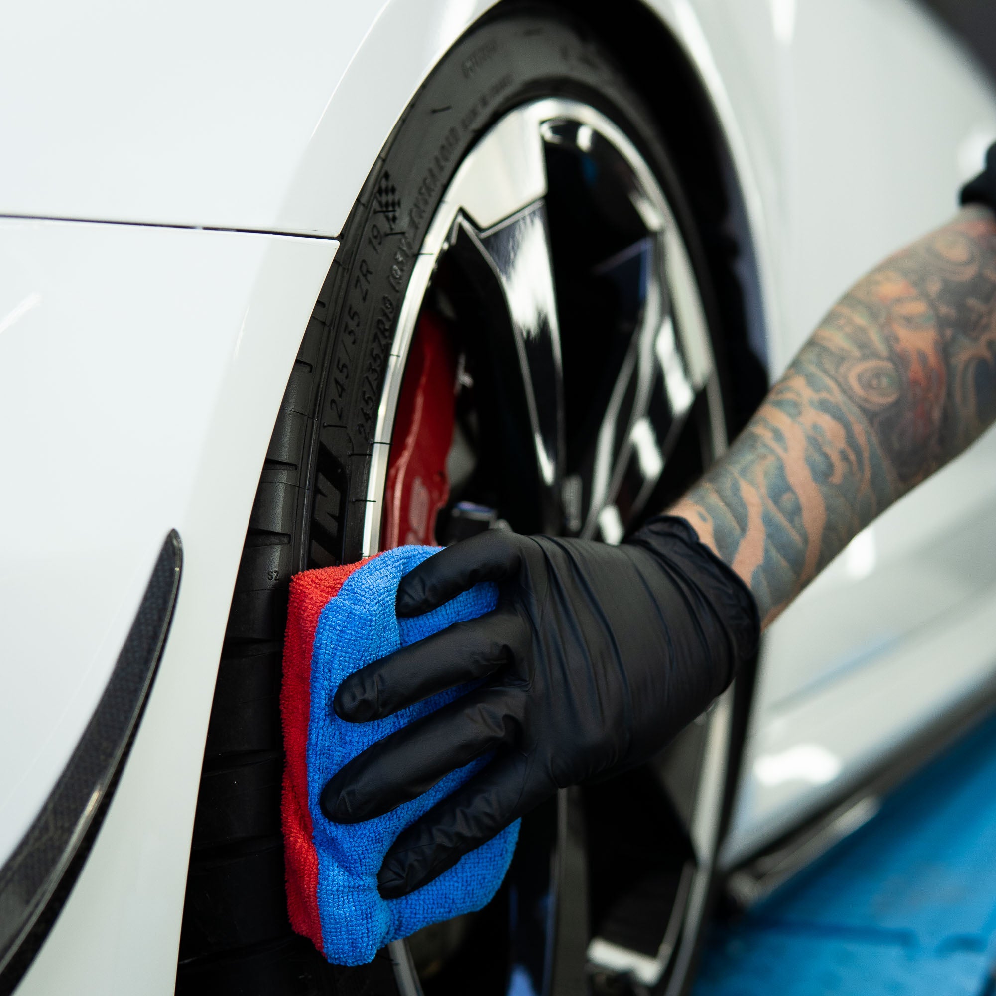Dressing Tyre with Tyre Gel